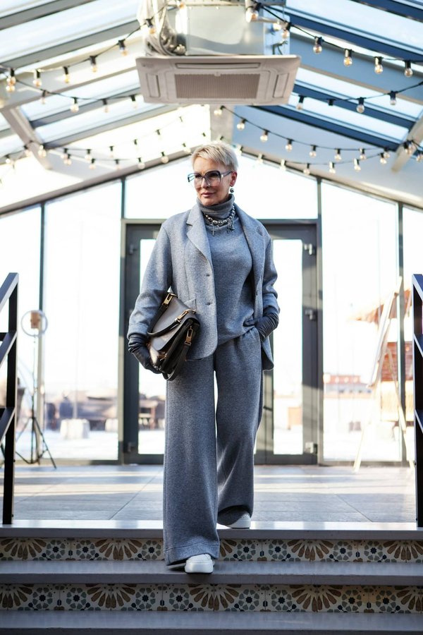 What's the Best Way to Accessorize an Oxford Shirt for a Business Meeting?